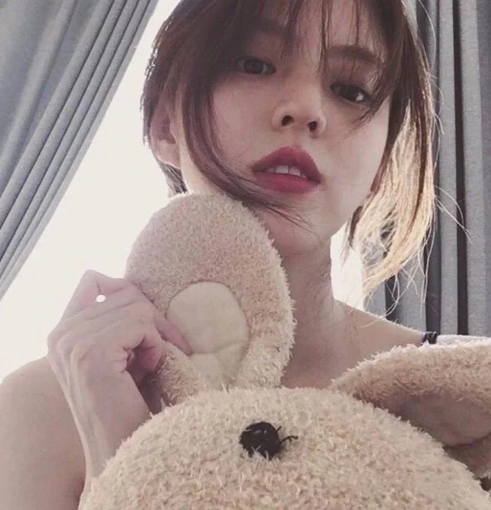 想变身韩素希同款清冷感拽姐?速学这款烟熏妆,甜飒氛围感拉满了插图2