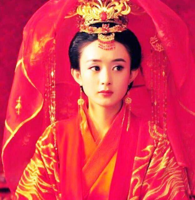 发顶高盘发髻,搭配上金灿灿的凤冠,尽显华贵大气感,很符合她皇后娘娘