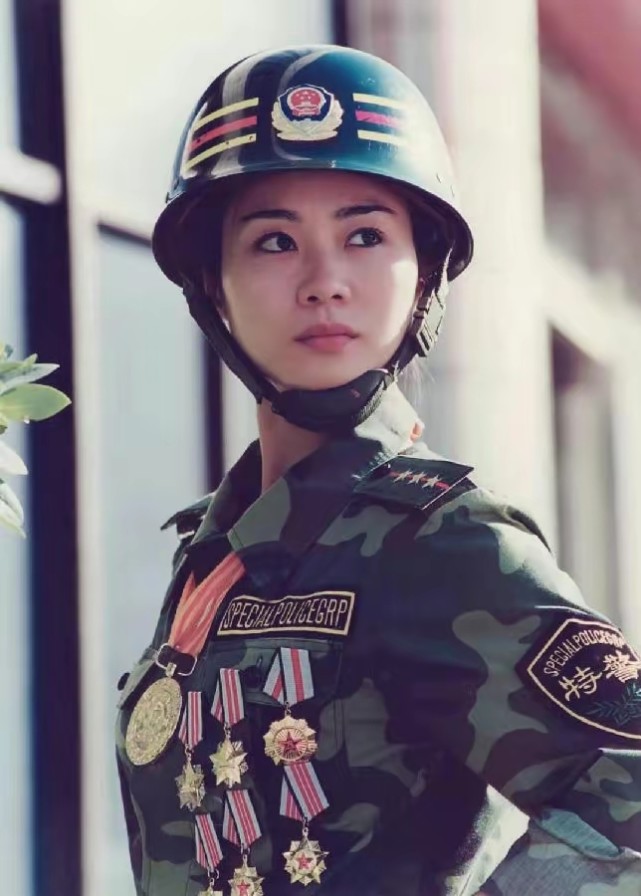 雷敏武警第一警花,16岁破格入伍女子特警队,现在是大校军衔