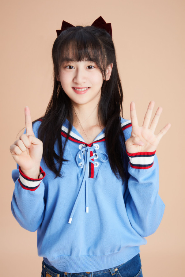 田亮女儿生日大片曝光,14岁森碟笑眼弯弯,乖乖女发型好文静
