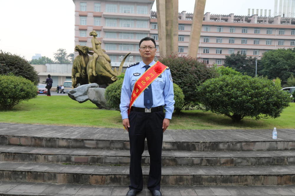"四川好人榜"发布仪式上,南充市公安局刑侦支队支队长任君龙荣登"四川