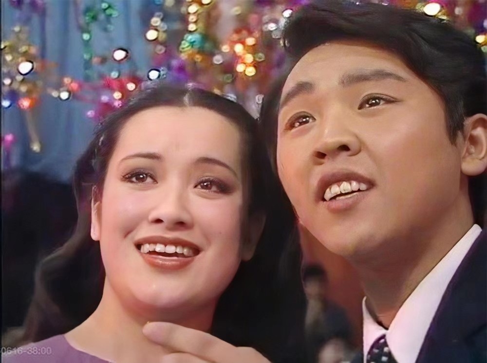 索宝莉穿着一条紫色裙子搭档"东方金嗓子"牟玄甫演唱了这首《夫妻双双