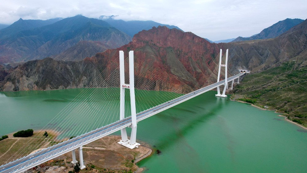 黄海大桥315国道是中国最梦幻的公路,堪比美国66号公路,穿越高原,湖泊