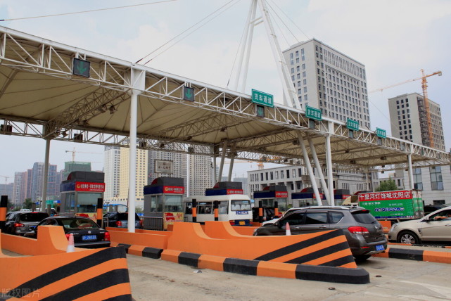 2,福银高速商界段:棣花,过风楼,龙驹寨3个收费站出,入口封闭.