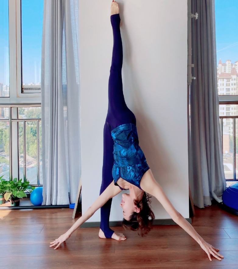 47岁金巧巧带儿女跳舞,一双腿细又长像鹤腿,全身瘦得像纸片人