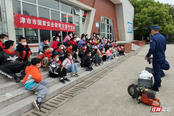 共青团津市委,津市消防救援大队深入新洲镇新洲中学联合开展了消防