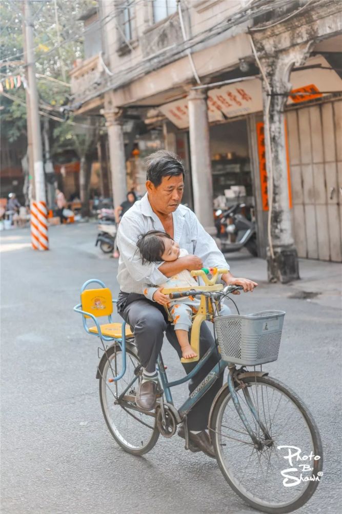 骑三轮自行车旅游的大叔(骑三轮自行车走亲戚猜一明星)