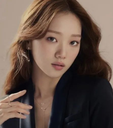 张美兰为原型,讲述了一直追求金牌梦的举重运动员金福珠(李圣经饰)