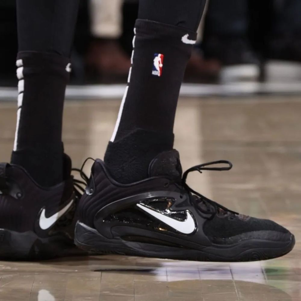 杜兰特上脚全新kd15黑武士配色有点小帅