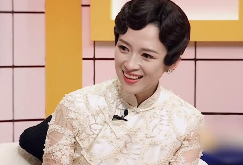章子怡也太爱美了,上综艺拨河蚌穿蕾丝旗袍裙秀身材,新形象大变样