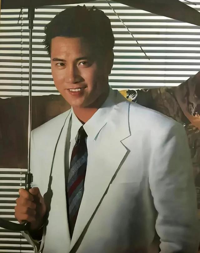 64岁港星万梓良教美女演戏,抓双臂紧贴自己引发争议