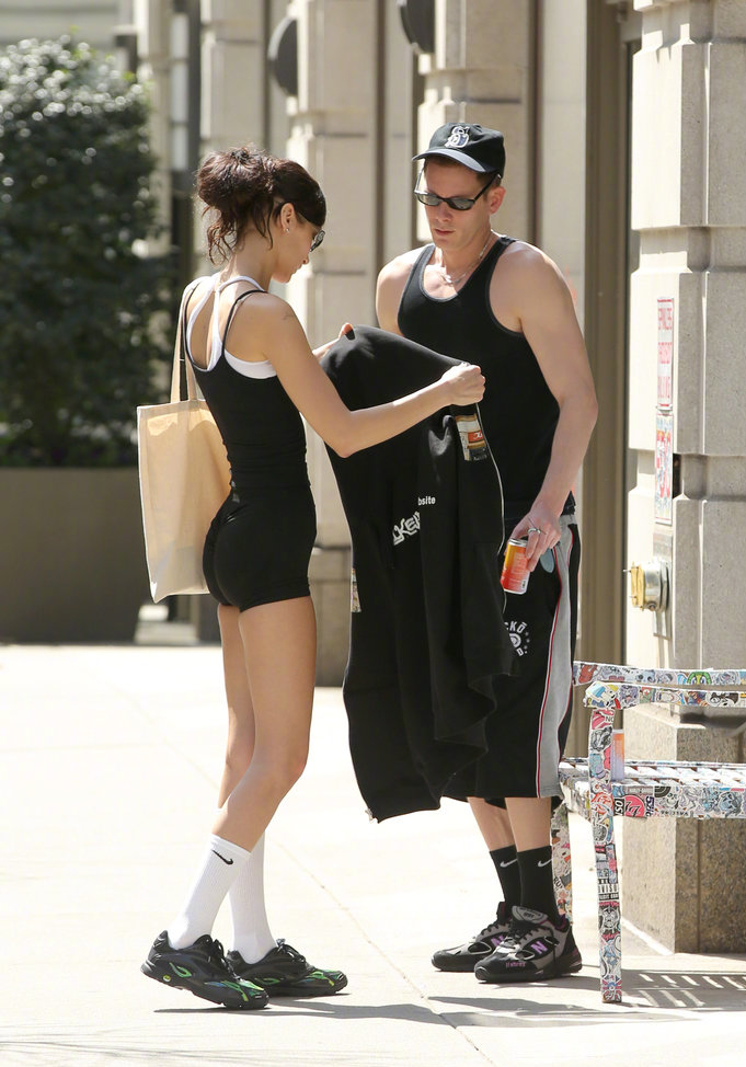 bella hadid又带男友出来炸街!