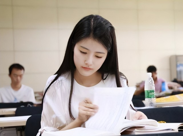 北大女博士考上城管岗,年薪40万的工作,不如月薪4000的公务员?