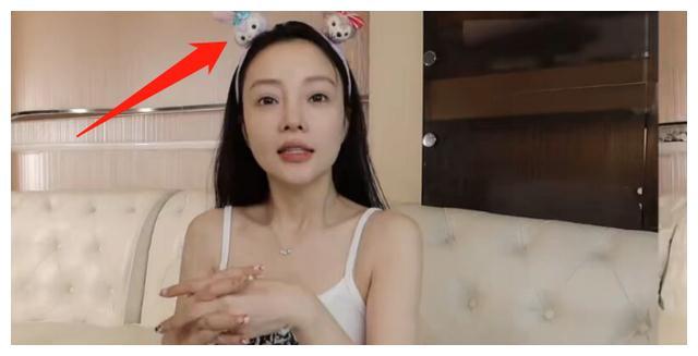 复合再添实锤?贾乃亮庆祝38岁生日,李小璐疑似亲自送蛋糕为其庆生