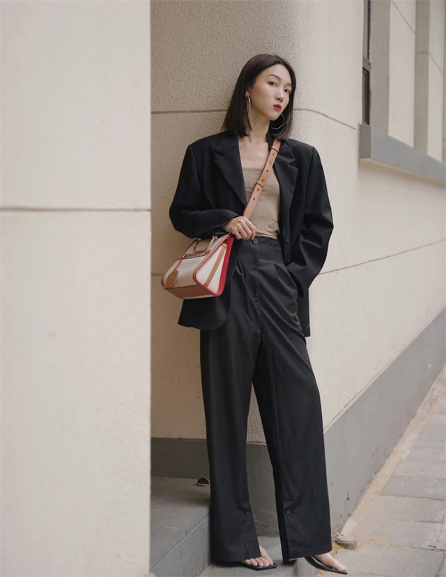 无袖衫搭配牛仔阔腿裤,酒红色粗跟玛丽珍鞋也能让你变得娇俏又时髦