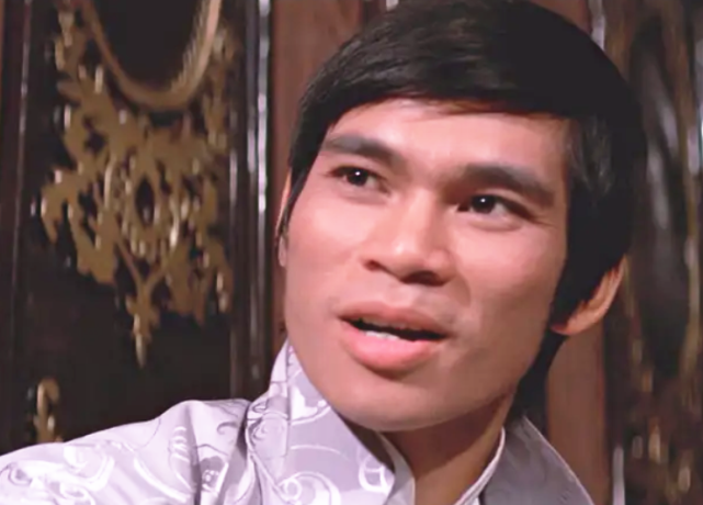 老戏骨陈观泰近况与小30岁四婚妻子移居内地76岁长期吃药打针