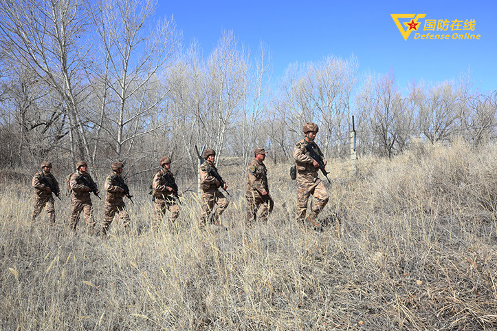 新疆军区克孜乌雍克边防连官兵在边境线上开展巡逻