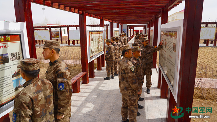 新疆军区克孜乌雍克边防连官兵在边境线上开展巡逻