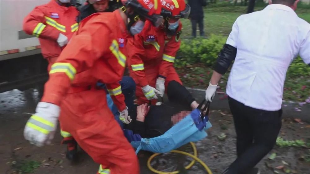 孱陵大道上一三輪車逆向行駛貨車緊急避讓致撞向路邊大樹