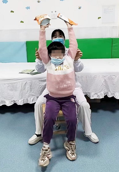 小欣的肢体运动功能得到明显改善,肌力提高了,肌张力降低了