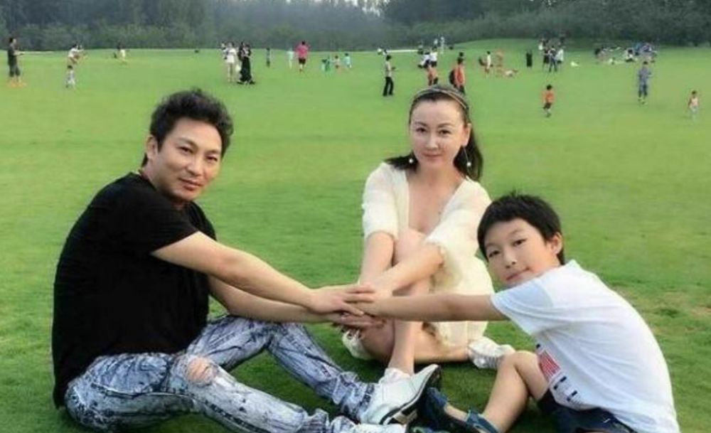 过气歌手陈少华跟粉丝要礼物,曾红极一时,得罪人被砍伤无奈退圈_腾讯