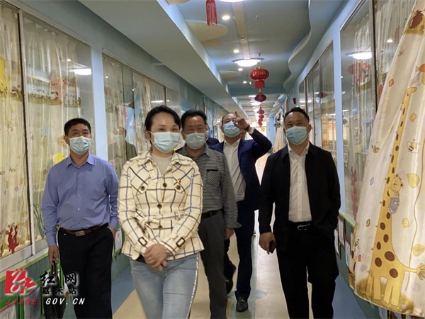 肖崇慧一行先后深入到嘉禾县皇庭幼儿园,嘉禾县绿百通供销惠农服务