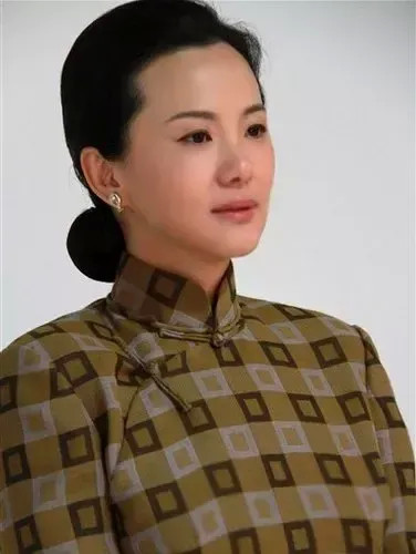 咏梅也许没有太多惊艳的演技,但在她身上,我们仿佛感受到了一种净水深