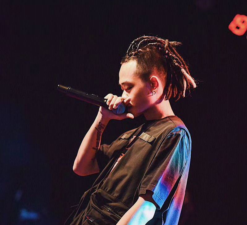 lord x的风格由时下最流行的旋律说唱melodic rap和旋律陷阱melodic