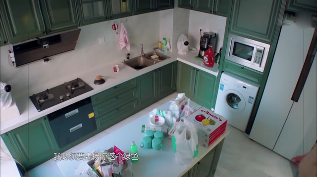 吴昕觉得有些浪费,所以就改造成了一个大的独立衣帽间,她家的衣柜全部