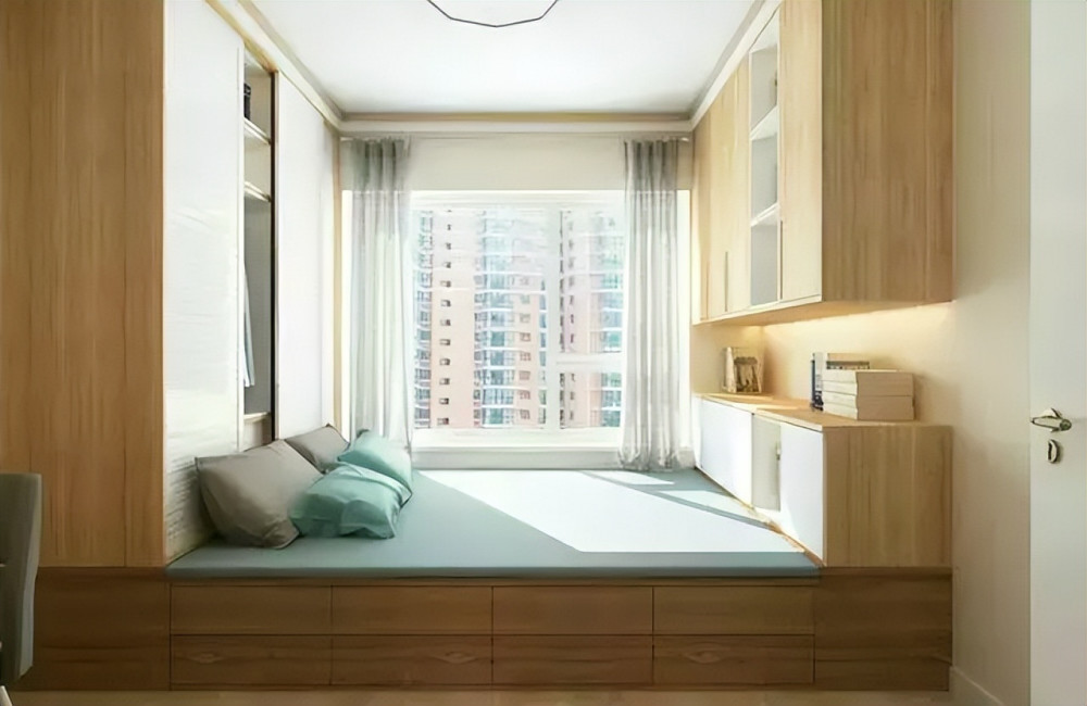 卧室采用榻榻米设计,榻榻米 衣柜的靠窗设计,整体采光好,同时还将衣柜
