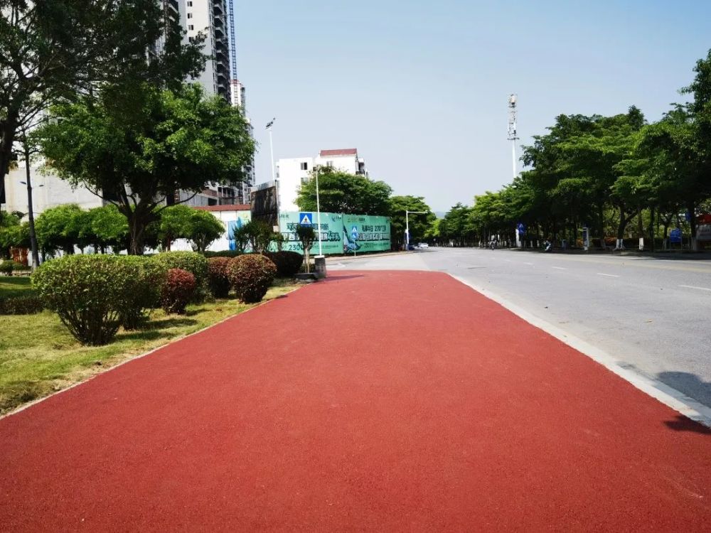 百色老城区人行道改造进行中彩色沥青铺装颜值更高