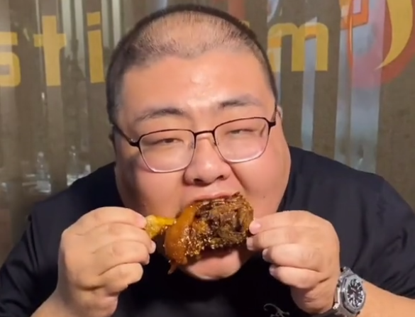 网红"泡泡龙":吃播界拿命挣钱,用命给网友们上最后一课