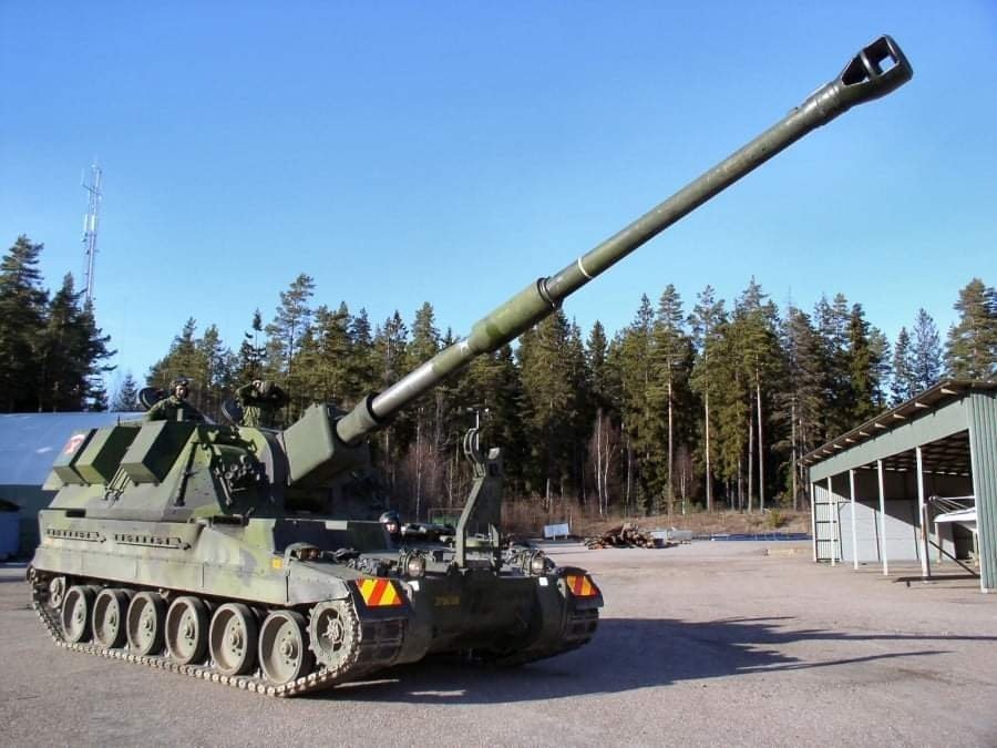 此外,捷克通过绿色通道向乌克兰出售的"祖扎娜"轮式自行榴弹炮也已