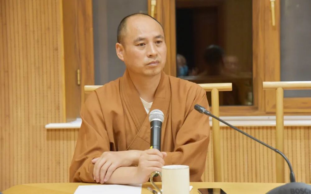 福建佛学院教务长,净土学导师寂相法师主持会议福建佛学院资深讲师