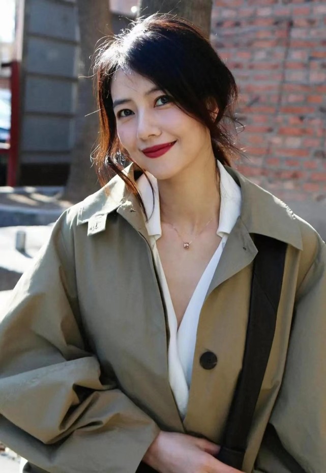 高圆圆难得精心打扮穿风衣搭衬衫气质高级涂红唇更显女人味