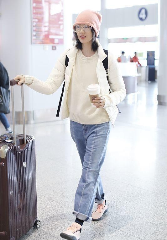 童瑶的牛仔裤搭配好文艺,看着清新又自然,不像三十多岁的女人