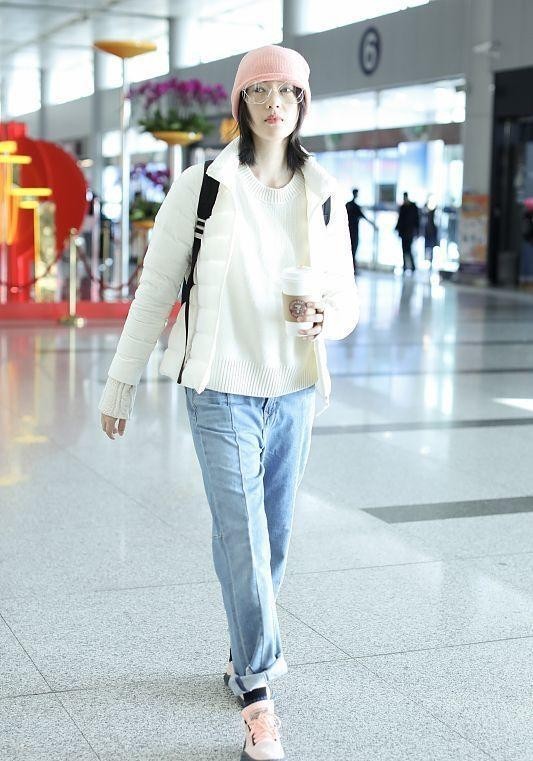 童瑶的牛仔裤搭配好文艺,看着清新又自然,不像三十多岁的女人