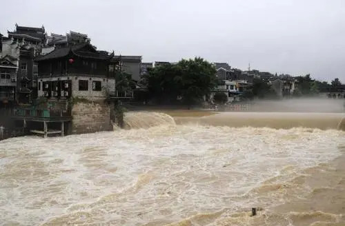 75年河南板桥水库溃坝50吨车厢被冲走五公里铁轨被扭成麻花状