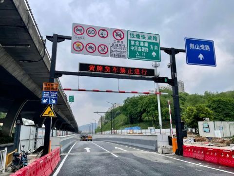 分别是高速公路,快速路(隧道)和地面道路(天目山路)