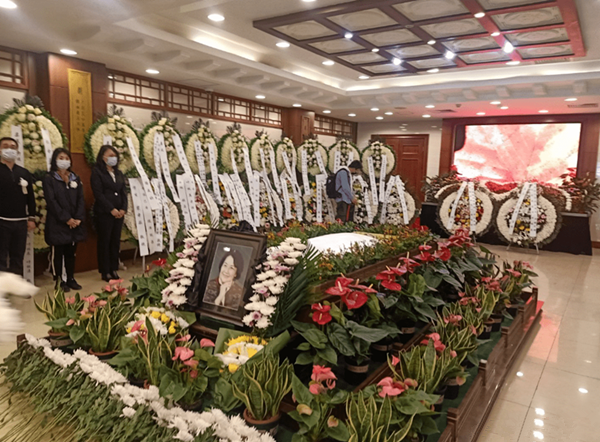 4月13日,叶佩英追悼会在北京八宝山殡仪馆举行,现场,多位圈内友人到场