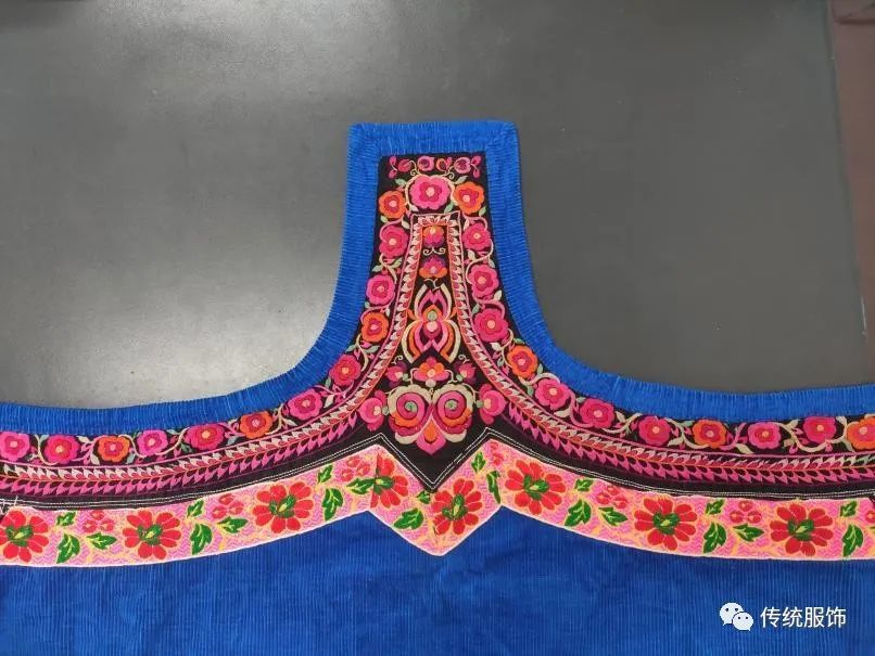 高山顶上茶花开|中部方言彝族服饰_腾讯新闻