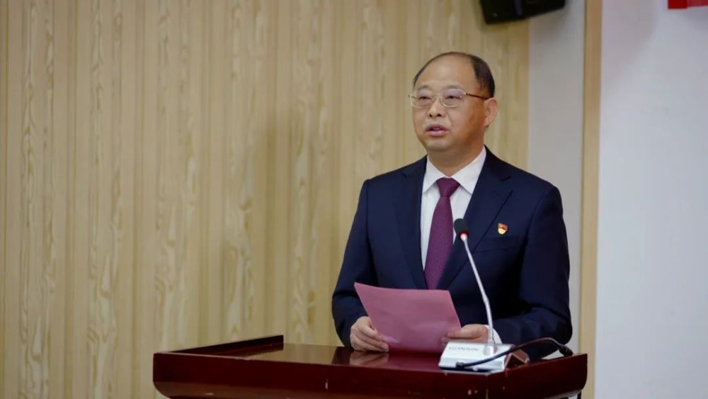 宣誓后,区委书记尹旭东说,宪法是国家的根本法,是治国安邦的总章程,是