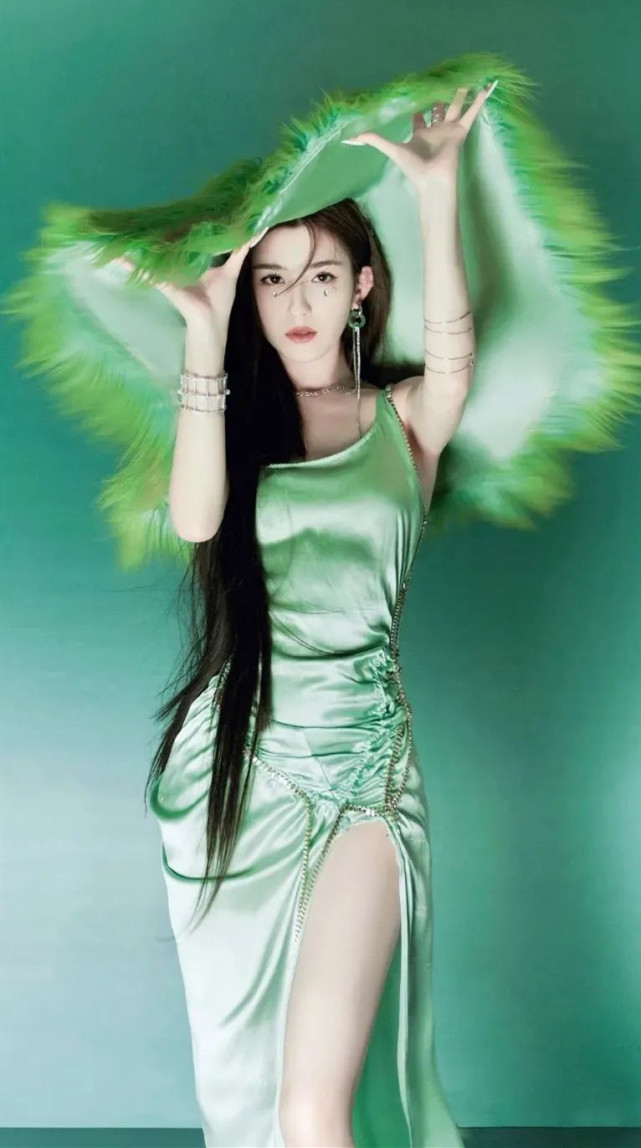 这位来自新疆的95后女生,她的五官长相精致好看,带点混血儿的西域美女