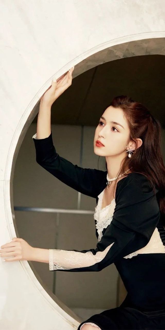 这位来自新疆的95后女生,她的五官长相精致好看,带点混血儿的西域美女