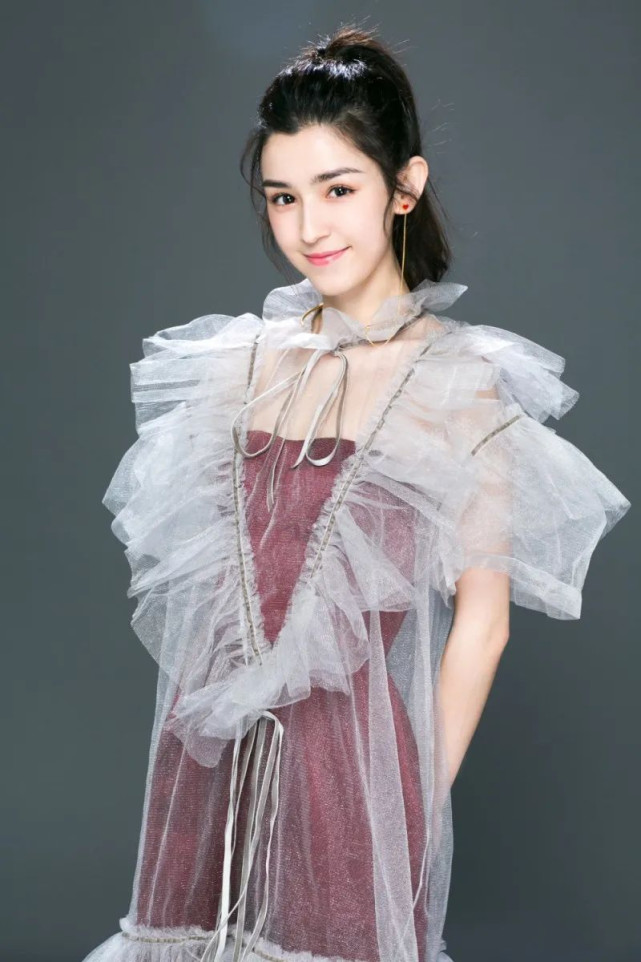 这位来自新疆的95后女生,她的五官长相精致好看,带点混血儿的西域美女