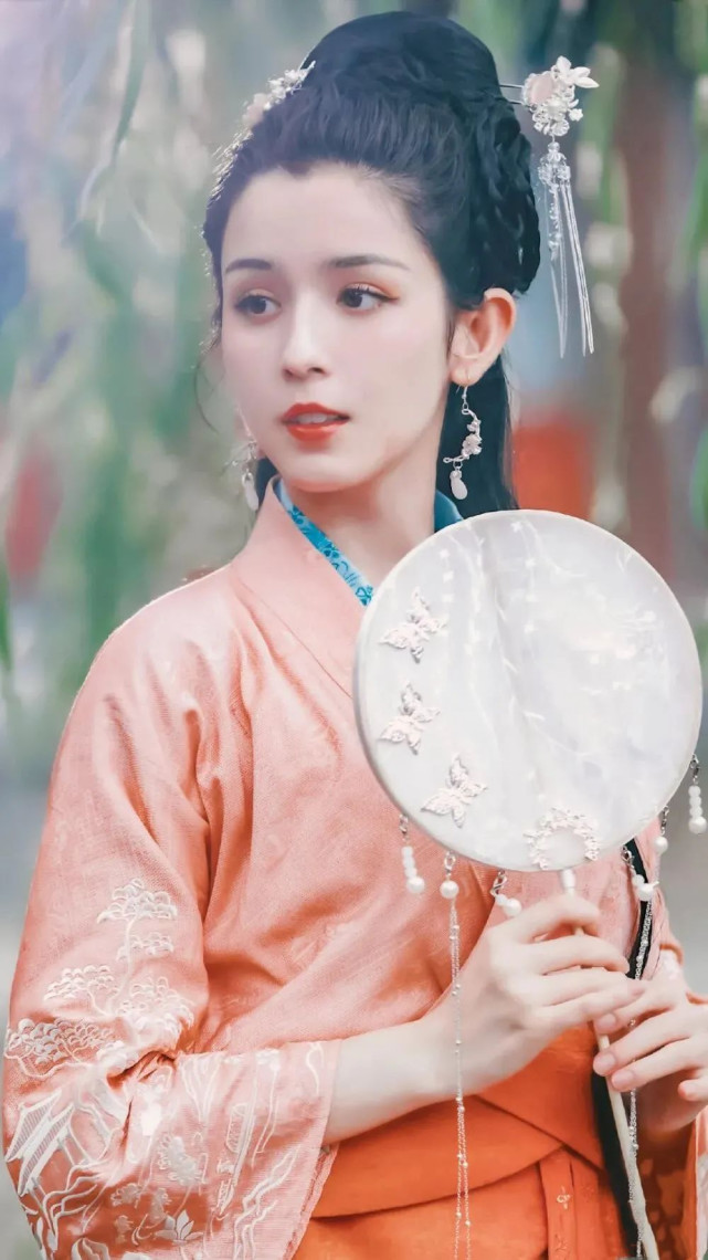 这位来自新疆的95后女生,她的五官长相精致好看,带点混血儿的西域美女