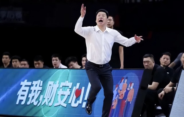 2020cba總決賽球隊出爐了李春江擁抱杜鋒師徒二人無奈