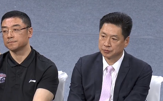 本场广厦和上海的对决,李春江做出了主动调整,让冯莱首发,富兰克林