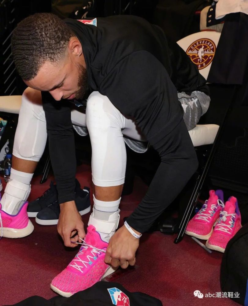 nba全明星上脚库里穿curry9国产球鞋很亮眼