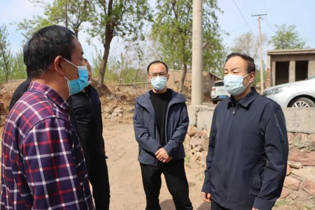 市领导侯新江,侯晓峰,贺健及市生态环境分局等相关部门负责人陪同.